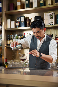 男性调酒师调制鸡尾酒图片