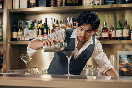 帅气调酒师调制鸡尾酒形象图片素材