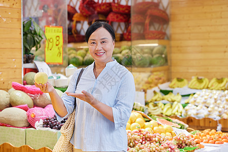 生活超市中年女性水果店购买水果背景