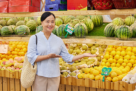 中年女性水果店购买水果图片