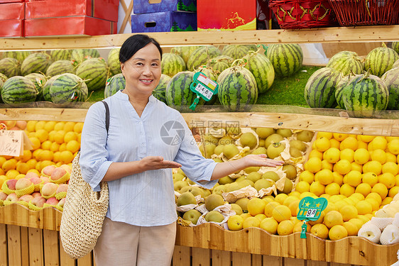 中年女性水果店购买水果图片