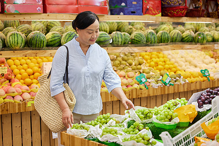 中年妇女逛水果店背景图片