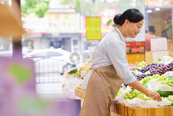 中年水果店店员水果点检图片