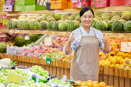 水果店店员中年女性点赞形象背景图片