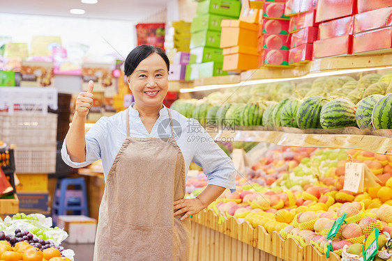 中年水果店店员点赞手势图片