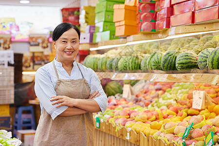 水果店店员妇女抱胸形象图片