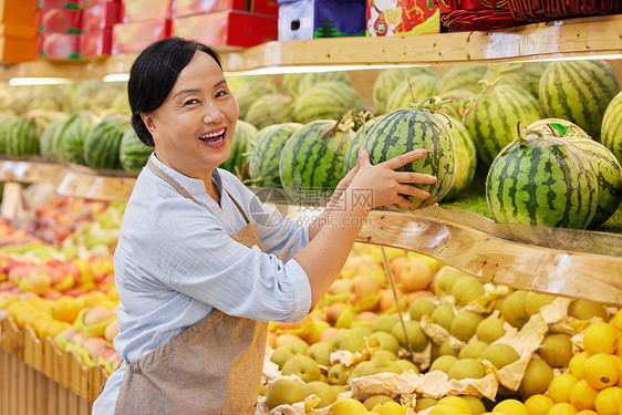 中年水果店店员图片