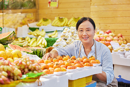 中年水果店员工检查橘子图片