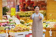 水果店店员点赞形象图片