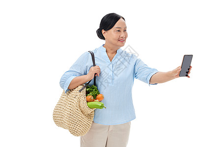 老人手机中老年妇女买菜手机支付背景