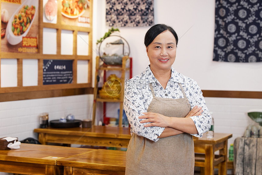 面馆店内的中年女服务员图片