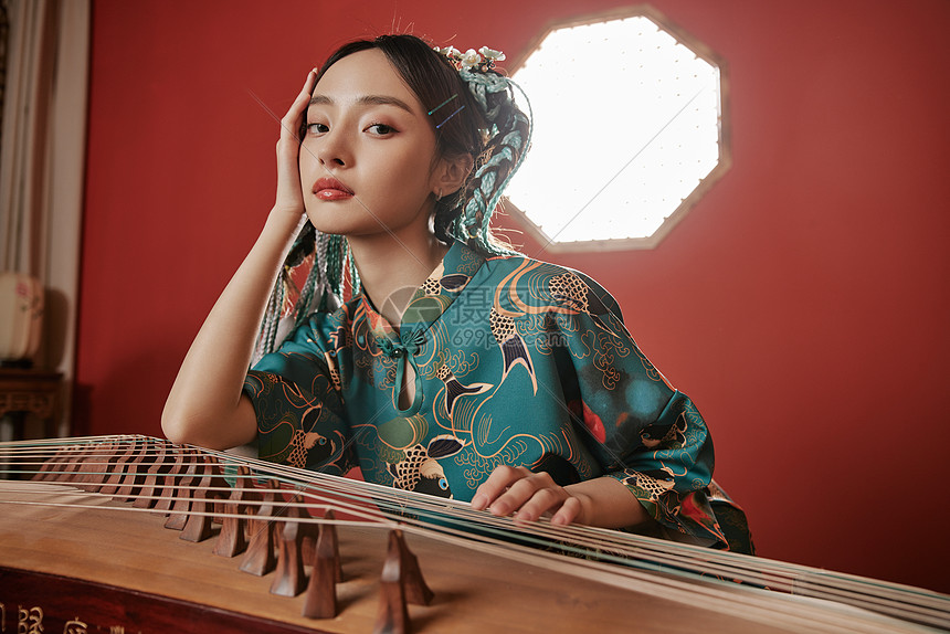 高清照片下载,该高清照片标题为俏皮弹古筝的国潮美女形象,编号