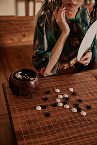 下围棋的国潮美女特写图片