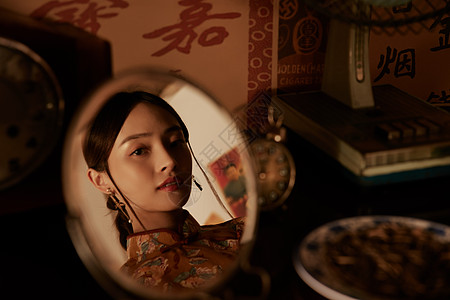 古柏树照镜子的旗袍美女的形象背景