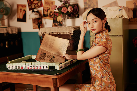 古国风喝酒的花园温婉气质旗袍美女看报纸背景