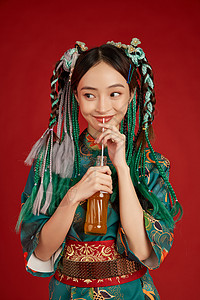 手持橙子汽水酷飒国风美女图片