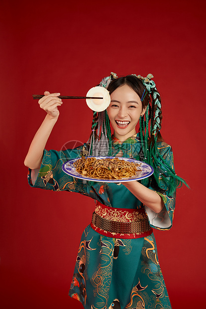 筷子夹煎蛋的国潮美女图片