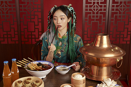 火锅有人俏皮国潮美女吃火锅背景