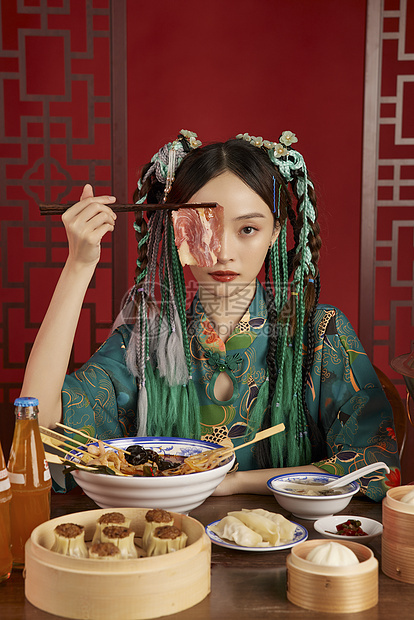 筷子夹牛肉的国潮美女图片