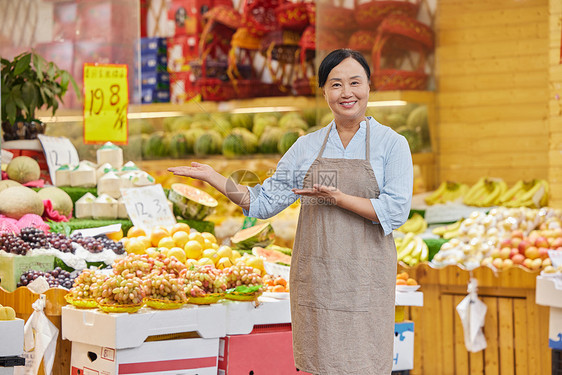 水果店门口店员推销水果形象图片