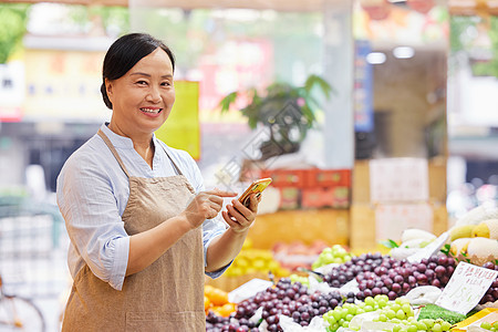 水果店店员指引手机下单背景图片