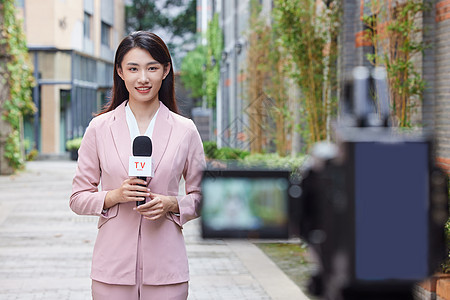 摄像机前的户外新闻女记者图片