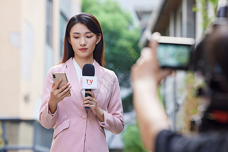 教育新闻户外新闻女记者做录制准备背景