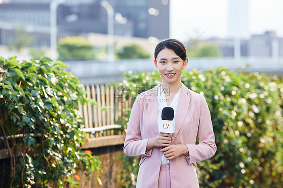 青年女记者户外采访形象图片