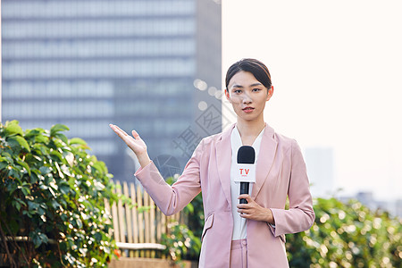 新闻记者青年女记者户外采访背景