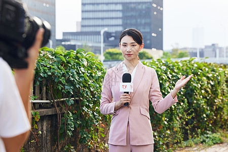 青年女记者户外采访录制高清图片