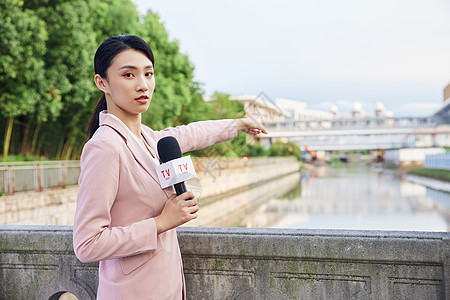 展会采访青年女记者户外采访播报背景