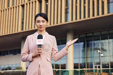 户外采访青年女记者户外解说形象背景