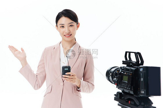 摄像机前的女记者手拿无线话筒图片