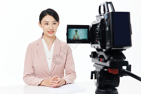 媒体话筒摄像机前的女性媒体记者形象背景