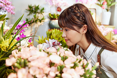 鲜花店美女销售员闻花香图片