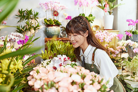 鲜花店销售员美女闻花香图片