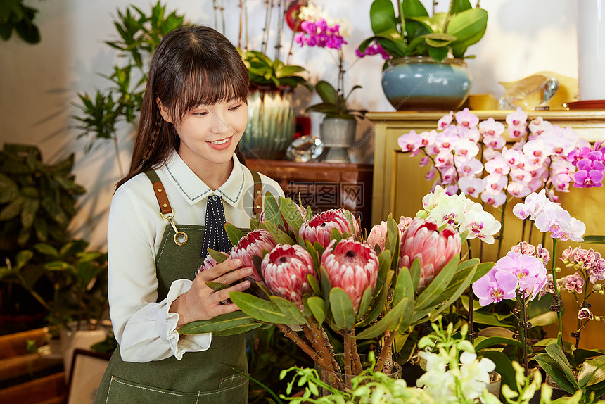 鲜花店美女销售员查看鲜花图片