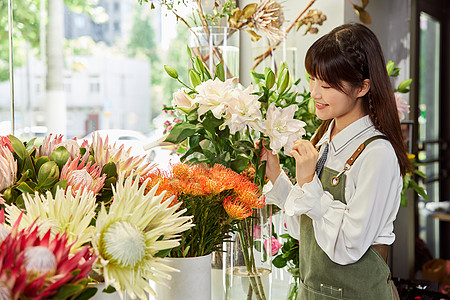 鲜花店美女销售员查看鲜花图片