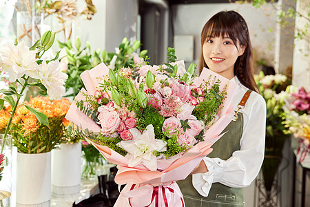 新片速递鲜花店美女销售员手捧鲜花花束背景