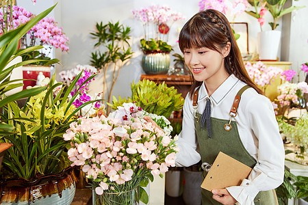 鲜花店美女查看鲜花图片