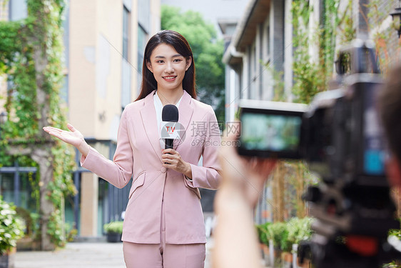 年轻女记者户外录制图片