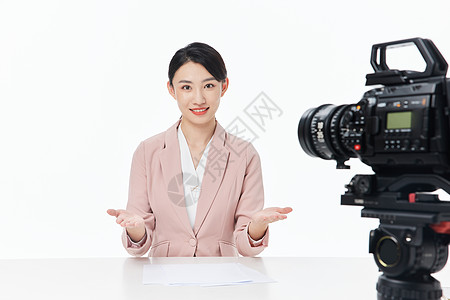 青年女性新闻记者面对摄像机讲解图片