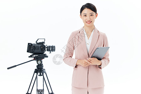 摄像机前的女性媒体记者形象图片
