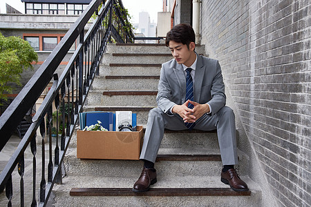 职业男性被开除坐在楼梯台阶上图片素材