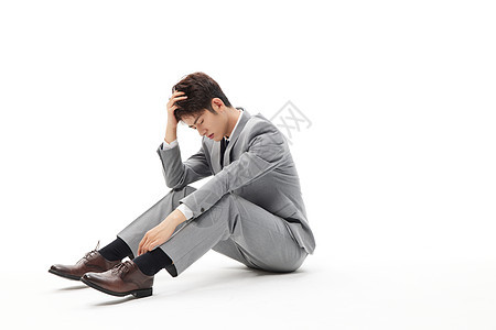 离职失业的职场商务男性坐在地上图片