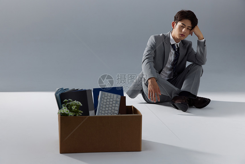 被裁员开除的职业商务男性坐在地上图片