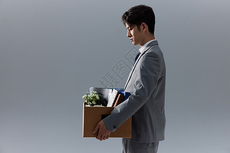 失业商务男性抱纸盒箱图片