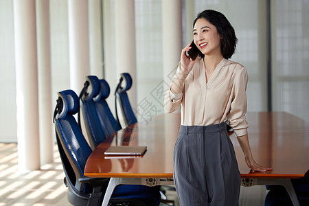 在会议室打电话的商务女性形象图片