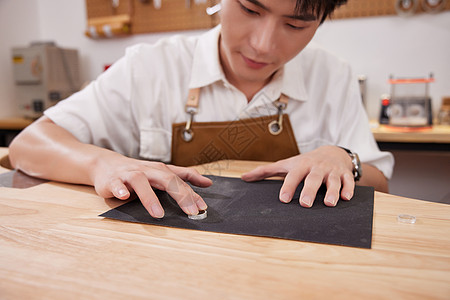 饰品店男性手工制作指环戒指图片