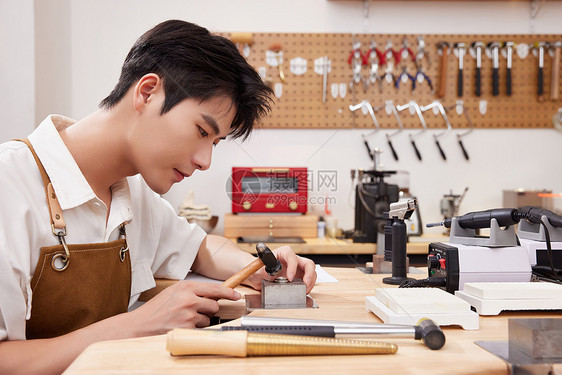 饰品店男性手工制作指环戒指图片